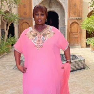 Grand Boubou/Kaftan Traditionnel Rose Saumon Brodé « Palais »